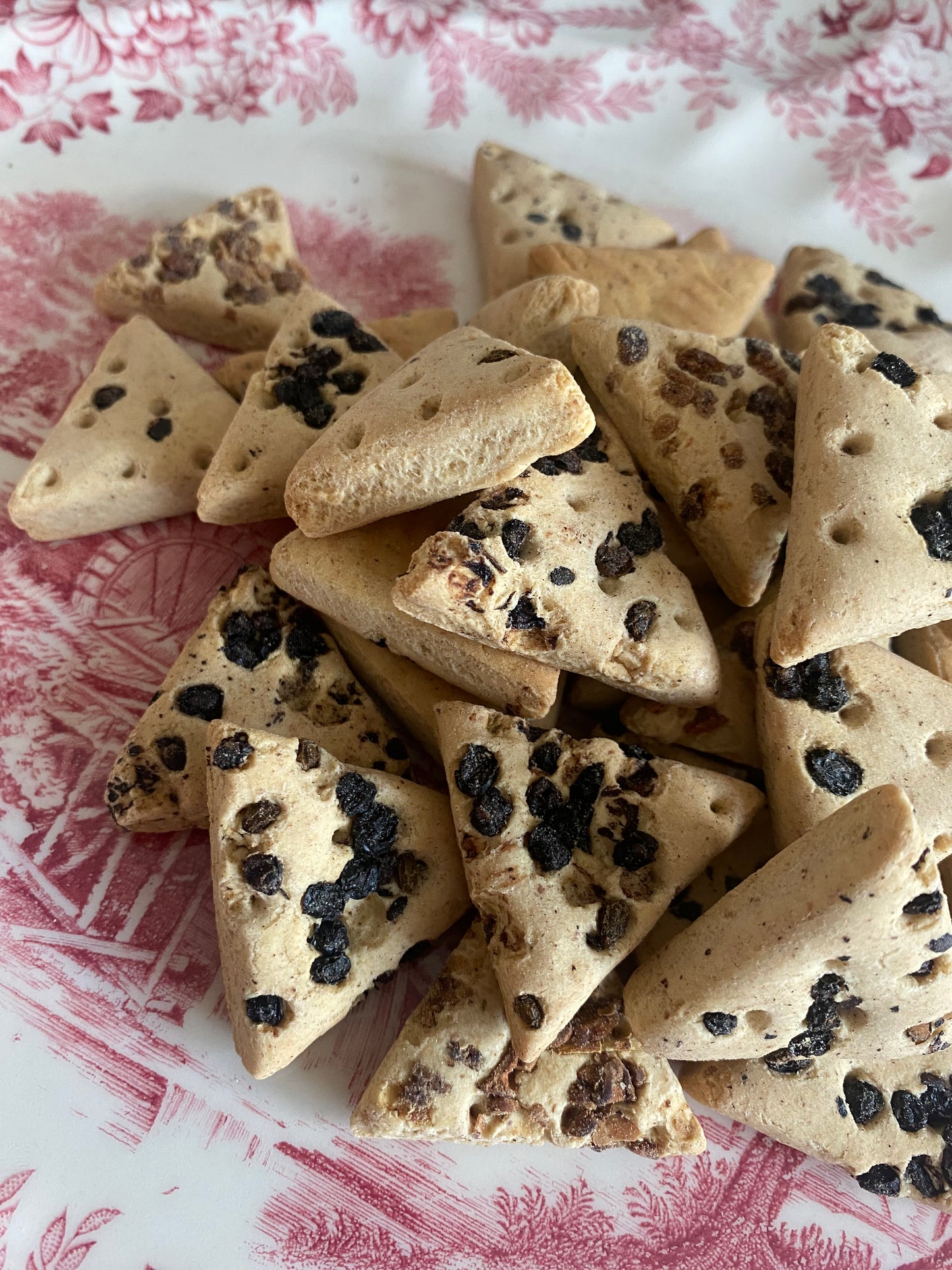 Apple & Elderberry Biscuit Bites | 100g
